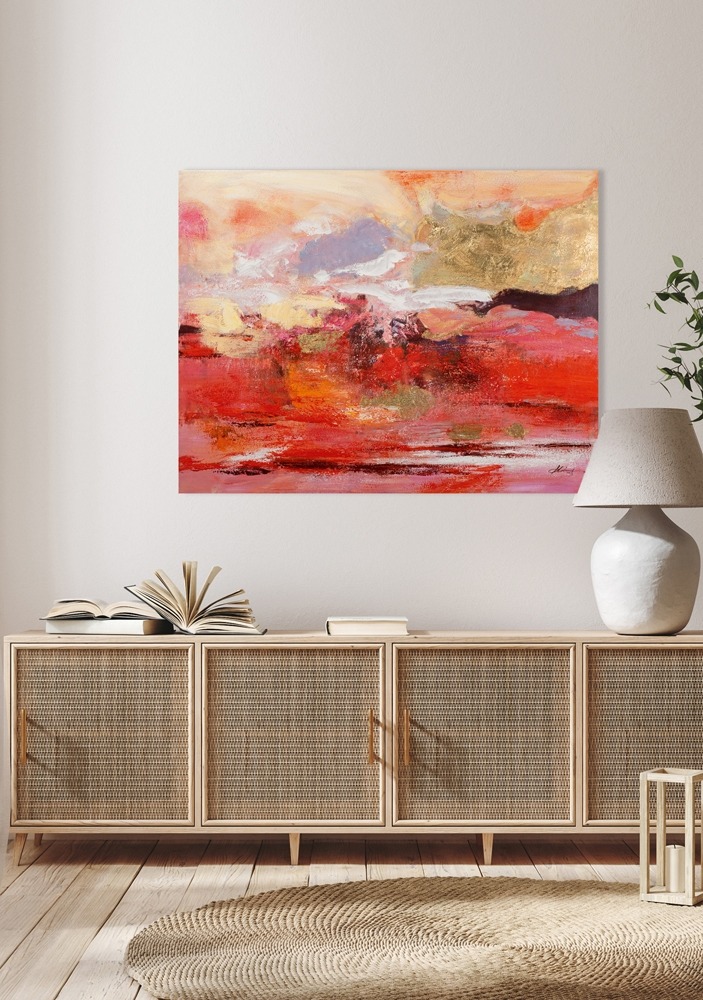 Abstract schilderij in warme tinten van rood, oranje en roze, met gouden accenten en wisps van wit en blauw.