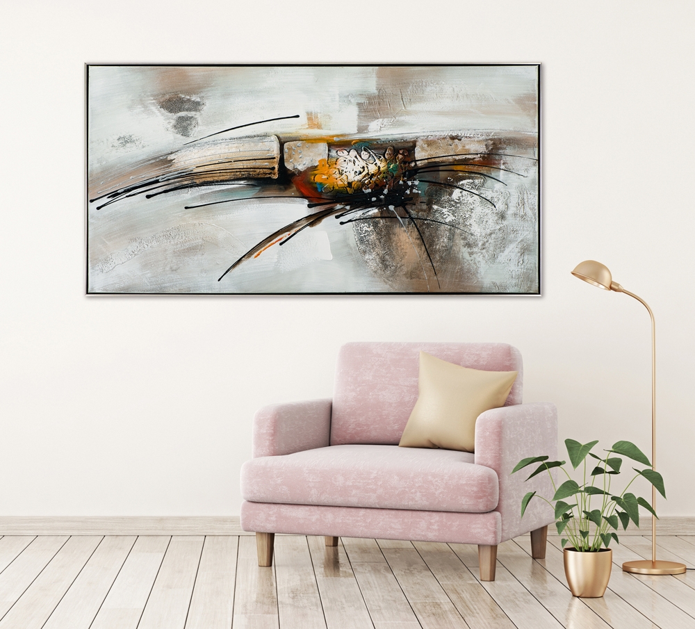 Abstract schilderij met zachte tinten grijs en aardetinten, met dynamische zwarte lijnen en een kleurrijk centraal element.