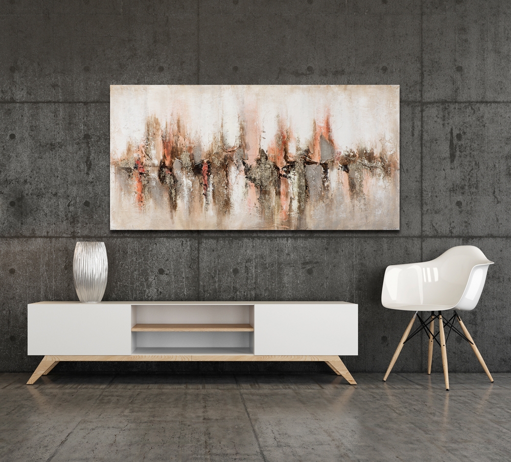 Abstracte schildering met een mix van aardetinten, roze en beige, met textuur en vlekken die diepte creëren.