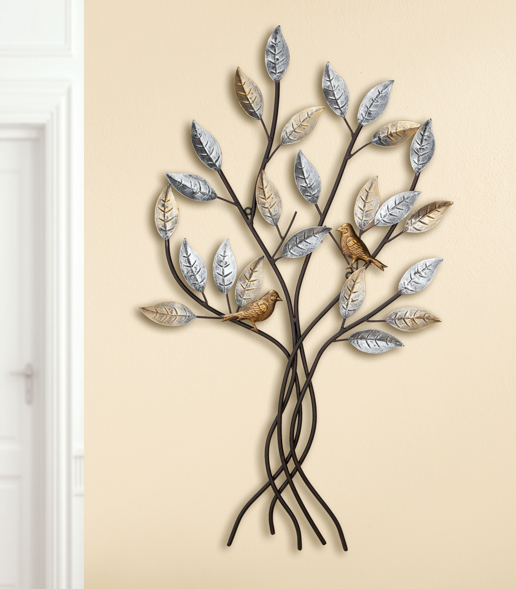 Decoratieve metalen boom met zilveren en gouden bladeren, waarop twee bronskleurige vogels zitten. Elegant en modern design.