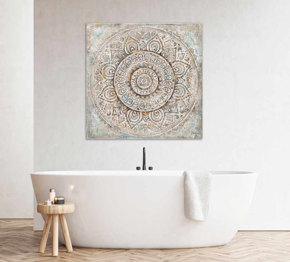 Gedetailleerde mandala in zachte pastelkleuren met gouden accenten, cirkelvormig ontwerp met symmetrische patronen.