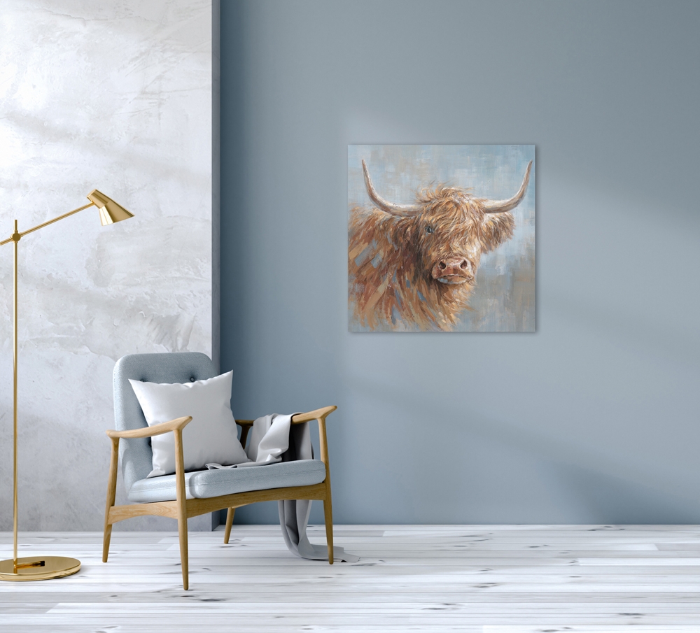 Schotse hooglanders met lange, golvende, lichtbruin haar en een zachte blauwe achtergrond, vangt de sfeer van het platteland.