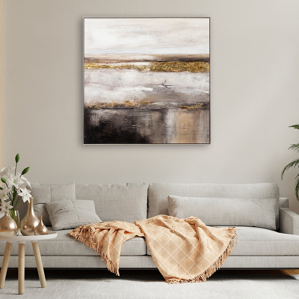 Abstracte schilderkunst met zachte tinten grijs, beige en een gouden accent, die een rustige, golvende horizon oproept.