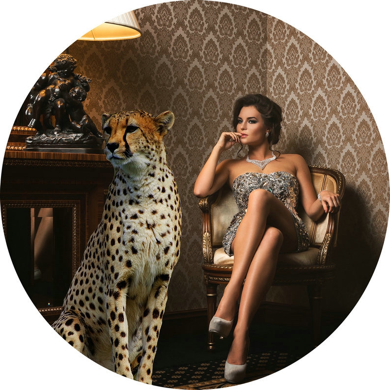 Woman with cheetah op glas rond 50cm