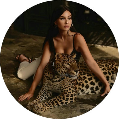 Woman with leopard op glas rond 50cm