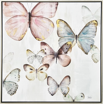 Zachte pastelkleurige vlinders met gouden accenten op een lichte achtergrond, diverse soorten en vormen, kunstzinnig weergegeven.