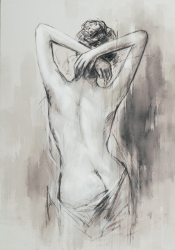 Naakte vrouw met opgestoken haar, haar handen achter haar hoofd, getekend in grijstinten met zachte penseelstreken.