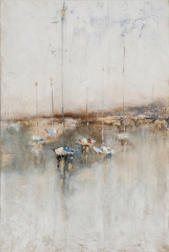 Vijf kleine boten in zachte blauwe en witte tinten drijven rustig in een spiegelend, goudreflecterend wateroppervlak.