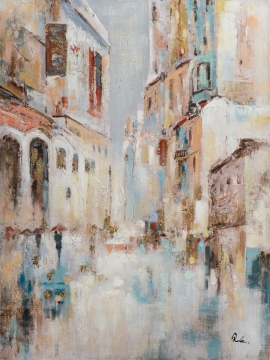 Een impressionistisch straatbeeld met zachte tinten, lichte gebouwen en vage figuren met een parasol, sfeervol en dromerig.