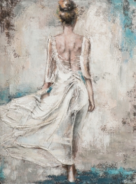 Elegante vrouw in een witte, vloeiende jurk met open rug, tegen een zachte, abstracte achtergrond in pasteltinten.