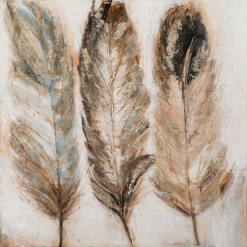 Drie grote, kunstzinnige veren in aardetinten met gouden accenten, op een lichte, textuurrijke achtergrond.