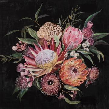 Kleurrijke bloemstuk met protea's en andere bloemen, omringd door groene bladeren op een zwarte achtergrond.