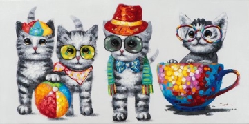 Vier grijze kittens met kleurrijke accessoires, waaronder hoeden en brillen, naast een grote, vrolijke mok.