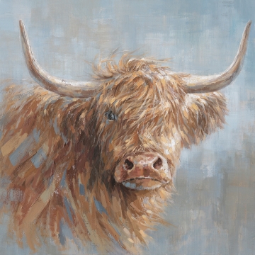 Schotse hooglanders met lange, golvende, lichtbruin haar en een zachte blauwe achtergrond, vangt de sfeer van het platteland.