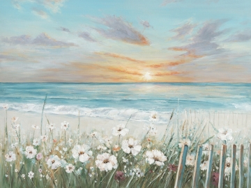 Zonnestraal weerspiegelt op een rustig zeewater, omringd door bloeiende witte bloemen en een houten hek naast het zandstrand.