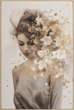 Een jonge vrouw met een serene uitstraling, omringd door zachte, gouden en witte bloemen en verfspatten op een neutrale achtergrond.