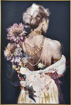 Een elegante vrouw met een ingewikkelde haarstijl en gouden accessoires, omringd door kleurrijke bloemen en parels.