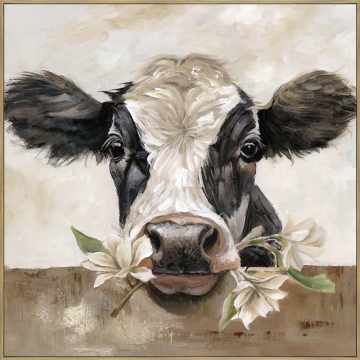 Zwart-witte koe met een bloemenstengel in de mond, afgebeeld tegen een lichte, neutrale achtergrond.