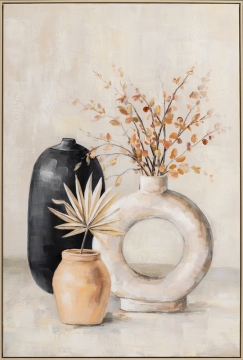 Gouden bomen met bladeren in verschillende tinten tegen een neutrale achtergrond, weerspiegeld in stilstaand water.