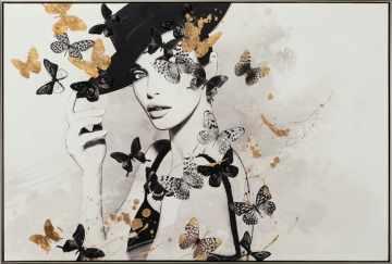 Een vrouw met bloemen in het haar en goudkleurige kettingen, gekleed in een kleurrijke, bloemrijke jurk, gezien van achteren.