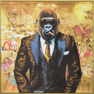 Een gorilla in een geel kostuum houdt een wijnglas vast en draagt een sigaar, met een gouden achtergrond vol graffiti.
