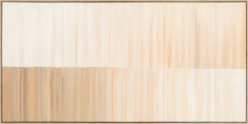 Abstracte schilderij met een dynamische compositie van grijstinten, zwart en helder oranje accenten, met textuur en vegen.