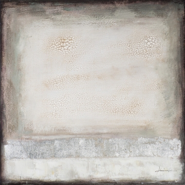 Abstracte schilderij met zachte tinten van grijs, blauw, bruin en goud op een witte achtergrond, met vrijblijvende vormen en textuur.