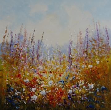 Kleurrijke, impressionistische bloemenvelden met rode, paarse en gele bloemen tegen een lichtgrijze achtergrond.