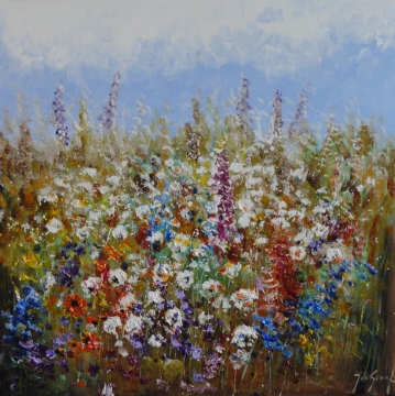 Kleurrijke bloementuin met heldere gele, rode, paarse en blauwe bloemen, omringd door groene grassprieten tegen een lichte achtergrond.