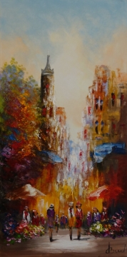 Drukke straat met kleurrijke bloemen, mensen met hoeden en parasols, en een majestueuze toren op de achtergrond.