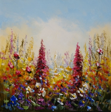 Kleurrijke bloemenweide met heldere tinten rood, geel, en paars, omringd door groene stelen en een lichte blauwe lucht.