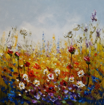 Vibrante bloemenvelden met rode, paarse en witte bloemen, omringd door groene stelen en een heldere blauwe lucht.