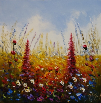 Kleurrijk veld met bloemen in levendige tinten zoals rood, paars en geel, met een zachte achtergrond van een blauwe lucht.