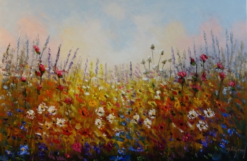 Kleurrijke bloemenweide met rode, paarse en witte bloemen, omringd door geel gras en een lichte, grijze lucht.