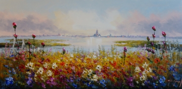 Kleurrijke bloemen in felle tinten bloeien in een schilderachtige weide, met een rustige waterpartij op de achtergrond.