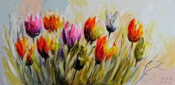 Vijf kleurrijke tulpen in oranje, paars en rood, omringd door groene bladeren op een zachte, lichte achtergrond.