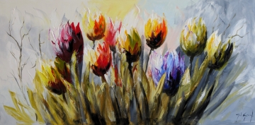 Vijf kleurrijke tulpen in oranje, paars en rood, omringd door groene bladeren op een zachte, lichte achtergrond.