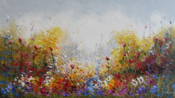 Kleurige bloemenweide met rode, paarse en gele bloemen tegen een lichte achtergrond, overvloeid met warme tinten.