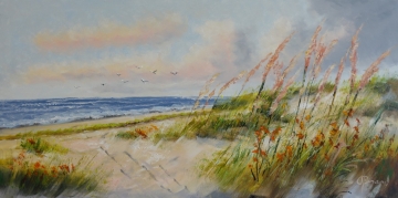 Zandduinen omringen een schilderachtig zeegezicht met zeilschepen op de horizon en een lucht vol zachte wolken.