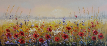 Kleurrijke bloemenvelden met rode, paarse en witte bloemen, uitlopend naar een rustige waterpartij en een zachte lucht op de achtergrond.