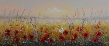Kleurrijke bloemenvelden met rode, paarse en witte bloemen, uitlopend naar een rustige waterpartij en een zachte lucht op de achtergrond.