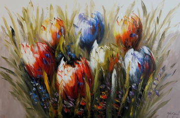Kleurrijke abstracte tulpen in diverse tinten van paars, rood, geel en groen, omringd door groene bladeren en subtiele bloemen.