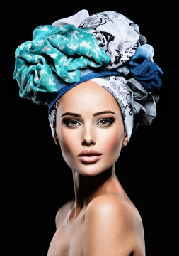 Woman with headpiece op glas 70x100