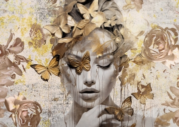 Een vrouwelijk gezicht omringd door goudkleurige vlinders en zachte bloemen, met een zachtgekleurde achtergrond.