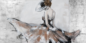 Elegant vrouw in een zwierige, bruin en zwart gekleurde jurk, met een abstracte, glanzende achtergrond.