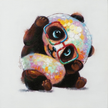 Een schattige panda met een kleurrijke, glinsterende vacht en grote brillenglazen, zittend op een witte achtergrond.