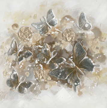 Zilveren vlinders met delicate details zijn verspreid over een warme, neutrale achtergrond met spatten en textuur.