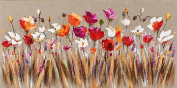 Kleurrijke bloemen in diverse tinten rood, roze en wit, omringd door gouden, geschilderde grasstelen op een beige achtergrond.