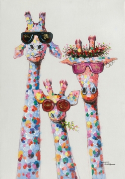 Drie kleurrijke giraffen met zonnebrillen en een bloemenkrans, geschilderd in een speelse, abstracte stijl vol stippen.