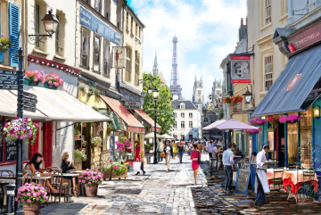 Gezellige straat in Parijs met bloemen, terrasjes, en een levendige menigte, op de achtergrond de Eiffeltoren in een zonnige lucht.